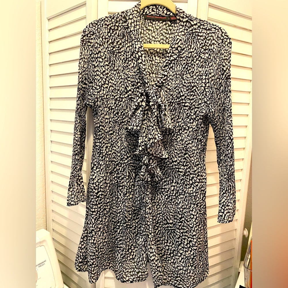 HAYLEY MATTHEWS Women’s “Ruffle Tie Neck Blouse/Tunic” Size XL Black/Whte EUC